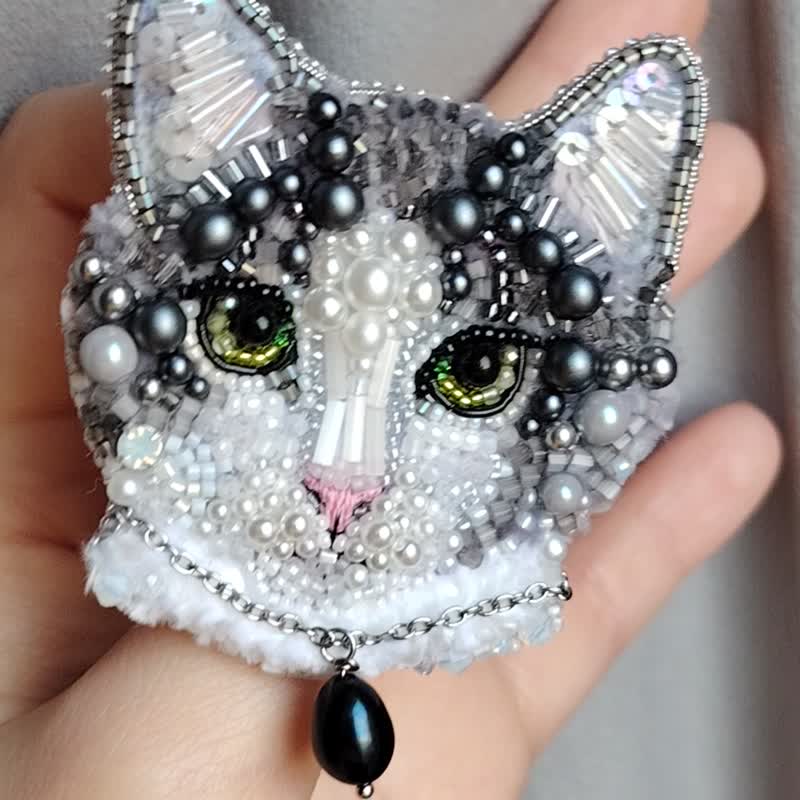 Custom cat portreit brooch, based on the pet's photo , pet portrait jewelry - 胸針 - 玻璃 多色
