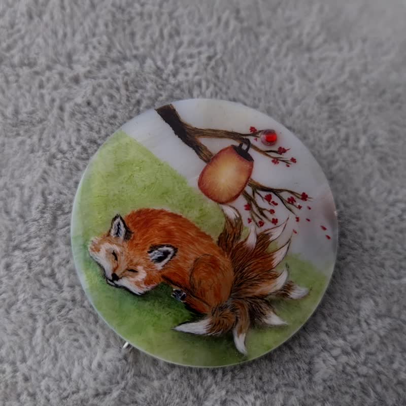 Kitsune brooch, real oil painting miniature on mother of pearl. Kitsune fox pin - 胸針 - 其他材質 多色