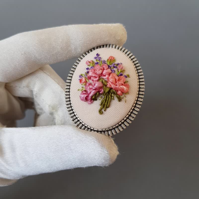 绣花胸针 Ribbon embroidered brooch for her, hand embroidery jewelry - เข็มกลัด - ผ้าไหม สีแดง