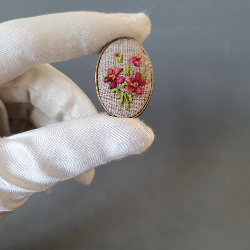 绣花胸针 Ribbon embroidered brooch for her, hand embroidery jewelry - 胸針 - 絲．絹 多色