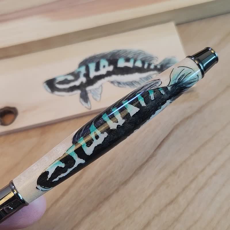 現貨-水彩手繪楓木-小盾鱧款 (魚虎) / 德國SCHMIDT拔蓋式鋼珠筆 - 鋼珠筆 - 木頭 咖啡色