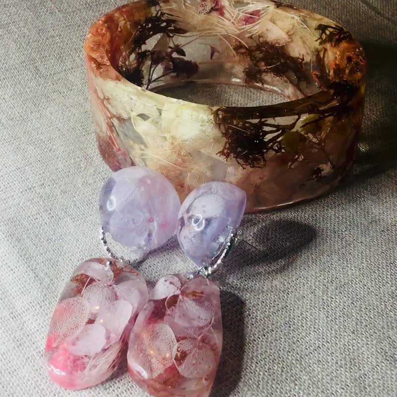 Pink Hortensias and Baby Breath Jewelry Set | Rust Moss Resin Bracelet - 手鍊/手環 - 樹脂 粉紅色
