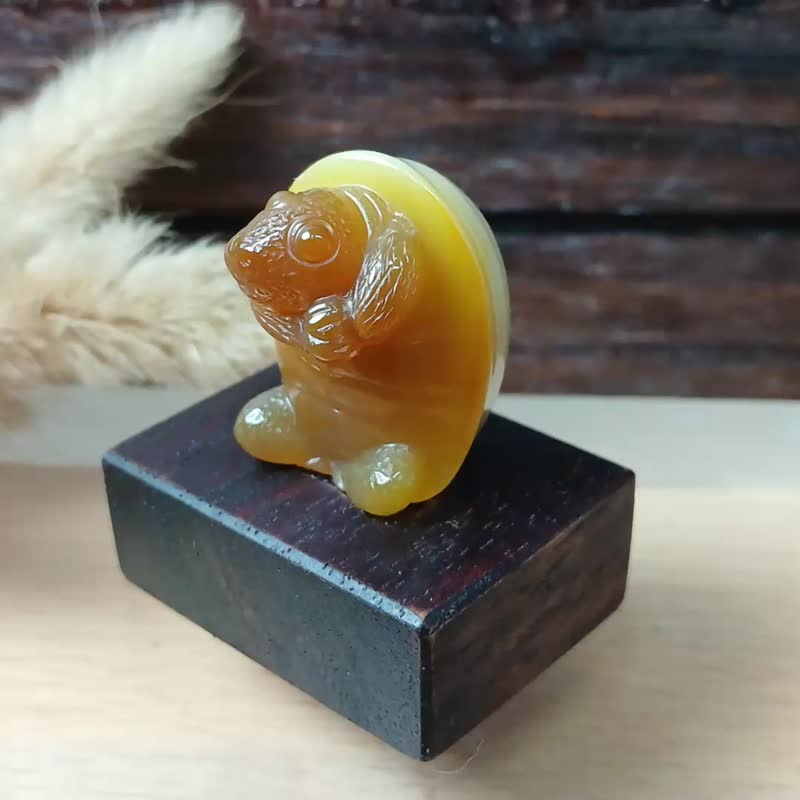 Christmas gift box | Carvings to amuse animals - eggshell turtle Brown chalcedony/raw stone turtle shell with unique texture - ของวางตกแต่ง - หยก สีส้ม