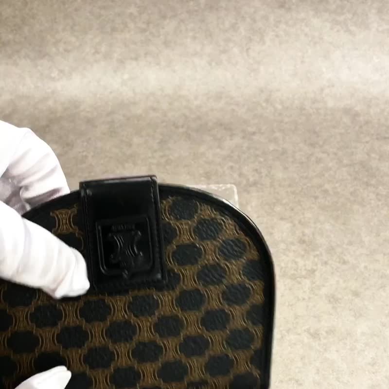 【 日本直送　名牌中古包 】CELINE セリーヌ マカダム 財布 ブラック ロゴ型押し PVCレザー 2つ折り財布 コンパクトウォレット hdn5d2 - 錢包/皮夾/長短夾 - 防水材質 黑色