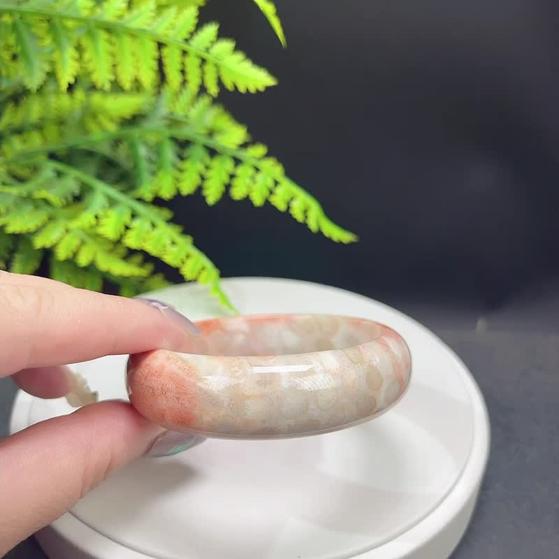 優質 漸變粉白珊瑚玉手镯 56MM 冰潤玉化 檸檬片鳳尾紋 熱情活力 - 手鍊/手環 - 半寶石 