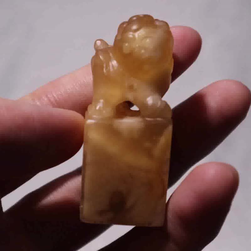 手工刻印章姓名印泥印鑑章昆侖凍石獅子戲珠鈕禮物 - 印章/印台 - 石頭 橘色