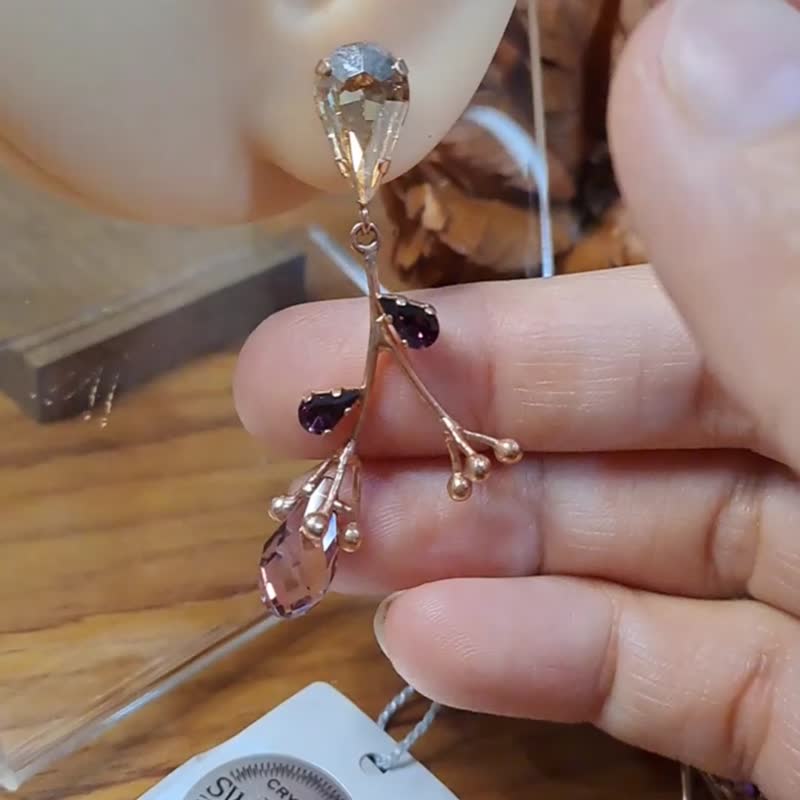 Flower Earrings,14K gold plated earrings, Swarovski crystal Earring, Handmade, - 耳環/耳夾/耳骨夾 - 其他金屬 金色