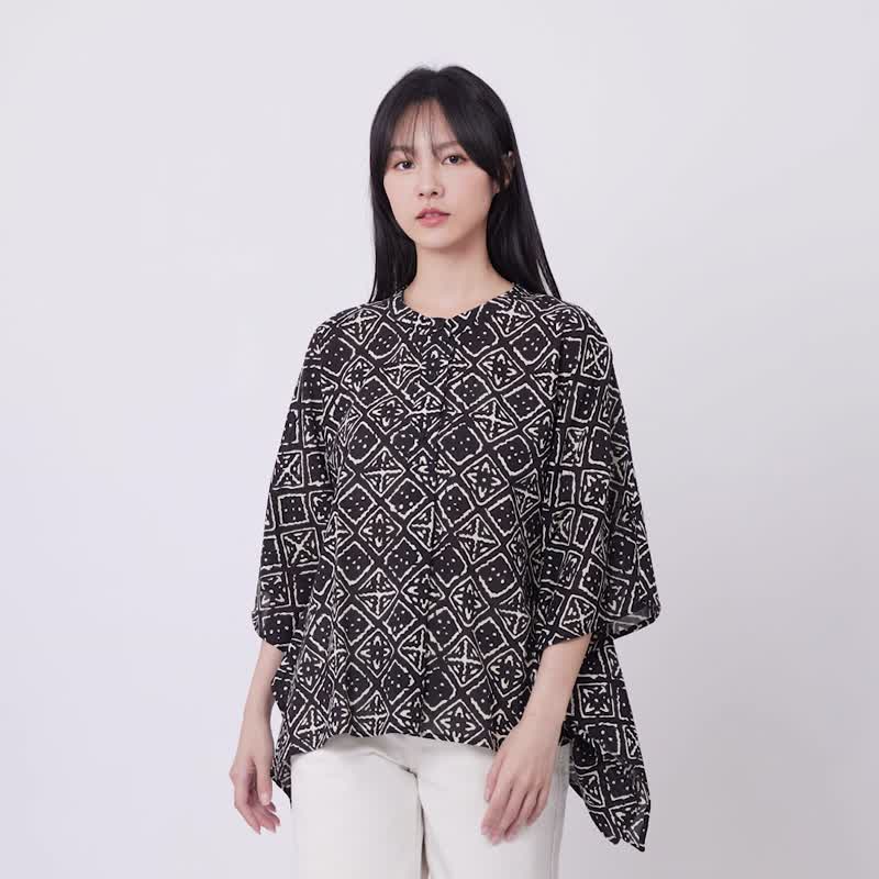 Brittany立領半開襟寬版棉質上衣/黑方形拓印 - 女襯衫 - 棉．麻 黑色