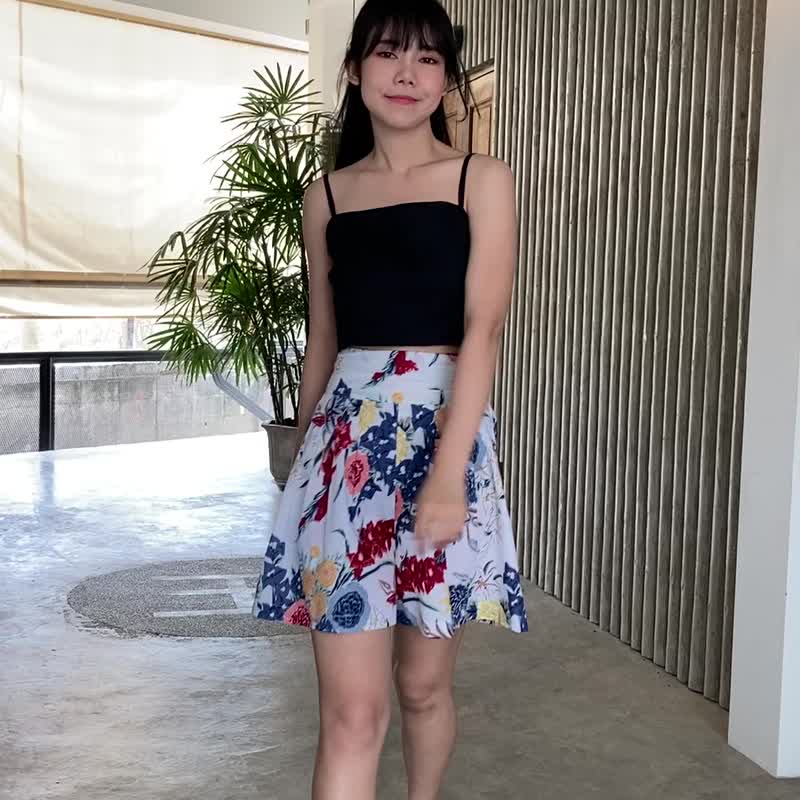 サイドポケット付きコットンショーツ - レッドブルーとイエローの花柄 - ショートパンツ レディース - コットン・麻 ホワイト
