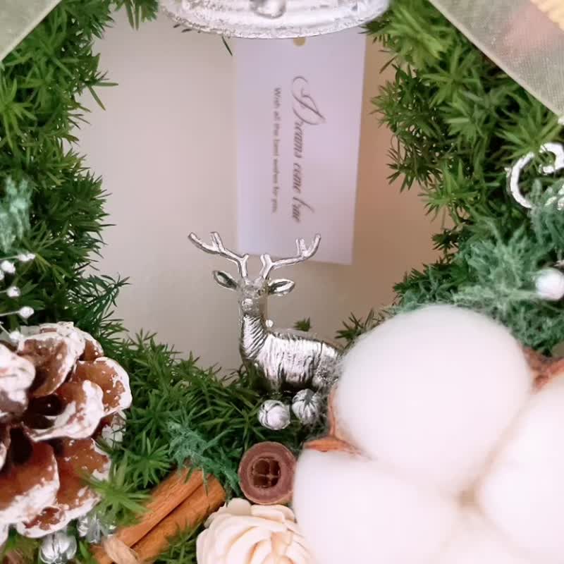 [Christmas Wreath] Winter Silver Bells·Fawn l Immortal Cedar Comes with Gift Box 20cm - ช่อดอกไม้แห้ง - พืช/ดอกไม้ สีเขียว