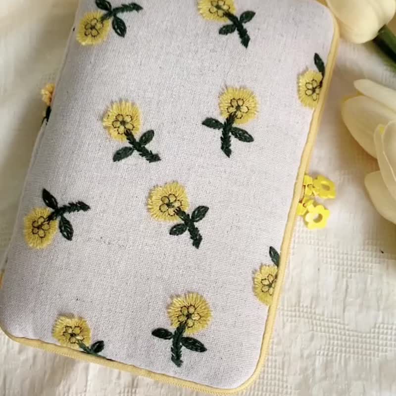 Customized notebook bag with embroidered flowers Kindle kobo waterproof storage protective cover - สมุดบันทึก/สมุดปฏิทิน - ผ้าฝ้าย/ผ้าลินิน สีทอง