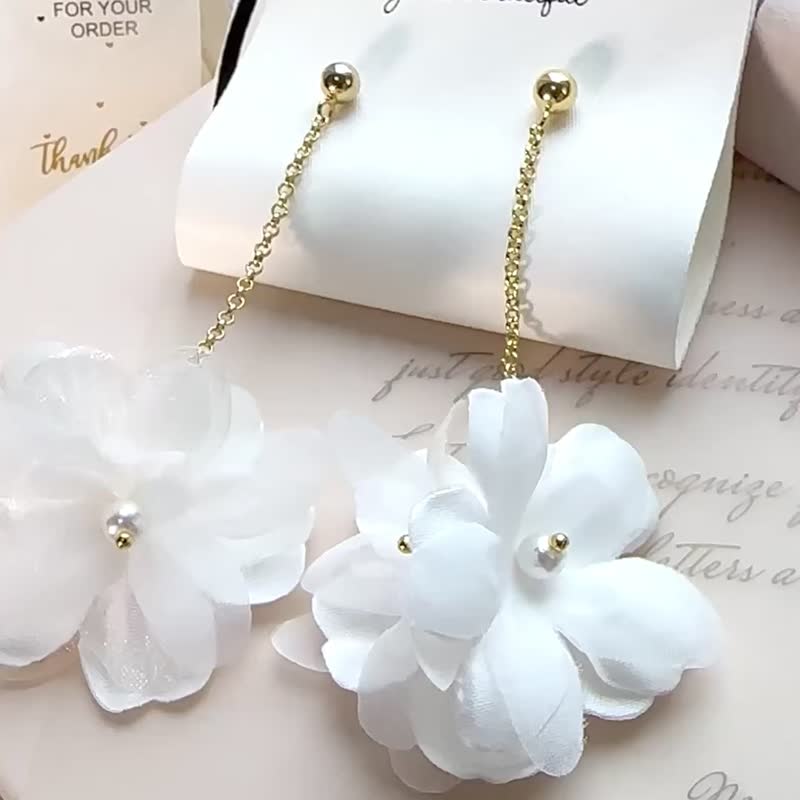 White Flowers Blossom Chiffon Drop Earrings - ต่างหู - ผ้าฝ้าย/ผ้าลินิน ขาว