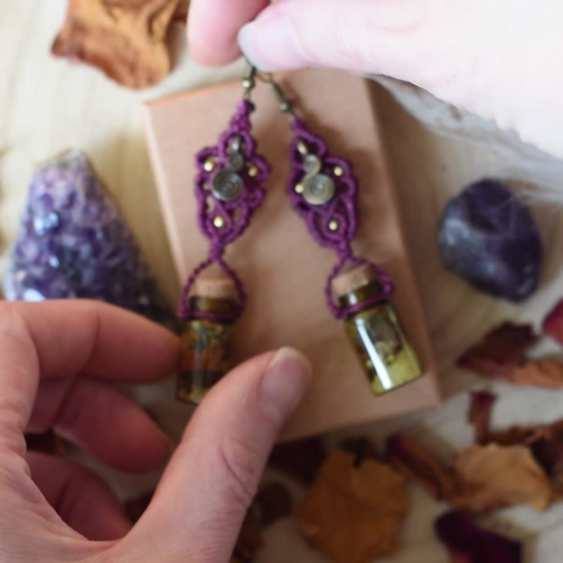 Velvet dawn macrame earrings, purple spell bottle jewelry - 耳環/耳夾/耳骨夾 - 玻璃 紫色
