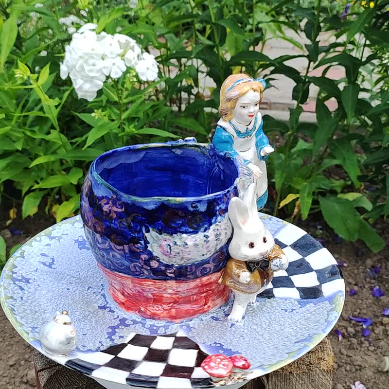 เครื่องลายคราม เซรามิก หลากหลายสี - Alice in Wonderland Ceramic sculpture Decorative vase Porcelain figurine 白兔和貓故事