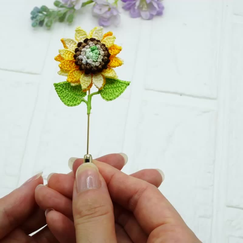 Crocheted sunflower brooch (Handmade) - เข็มกลัด - ผ้าฝ้าย/ผ้าลินิน สีเหลือง
