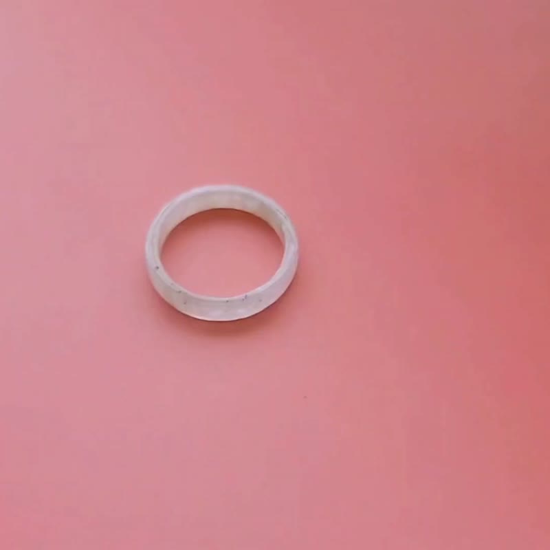 【親翠】天然翡翠 冰莫西沙撒烏雞美人條方戒手指鐲6號戒圈 C款 - 戒指 - 玉石 白色