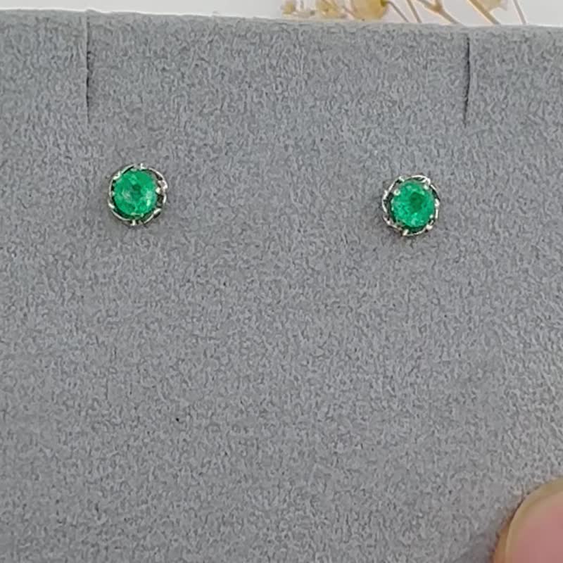 Small green PT900 Colombian emerald earrings - ต่างหู - เครื่องประดับ 