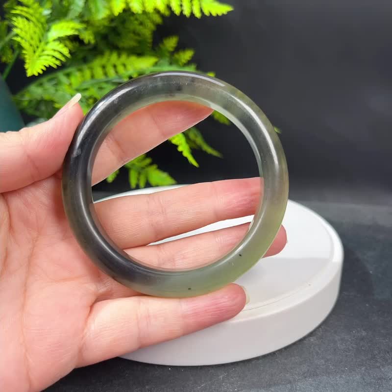 蛇紋玉手鐲 60MM 漸變水墨畫風 墨綠色岫玉手環 平靜安寧鎮靜神秘 - 手鍊/手環 - 玉石 綠色