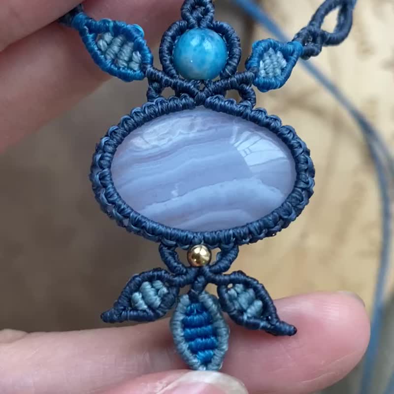 蝋ロウ引きワイヤー編みブルー縞瑪瑙ブロンズビーズ 小木のネックレス (長さ調節可能) - ネックレス - 宝石 ブルー