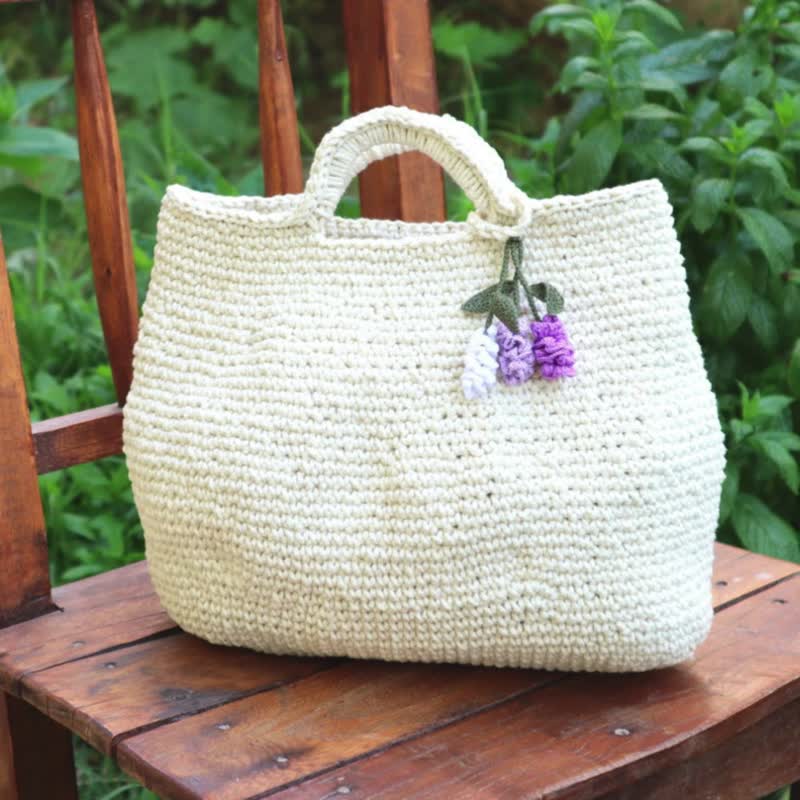 OYA flower charm MACRAME bag 【LAVENDER】Ecru - กระเป๋าถือ - ไฟเบอร์อื่นๆ ขาว