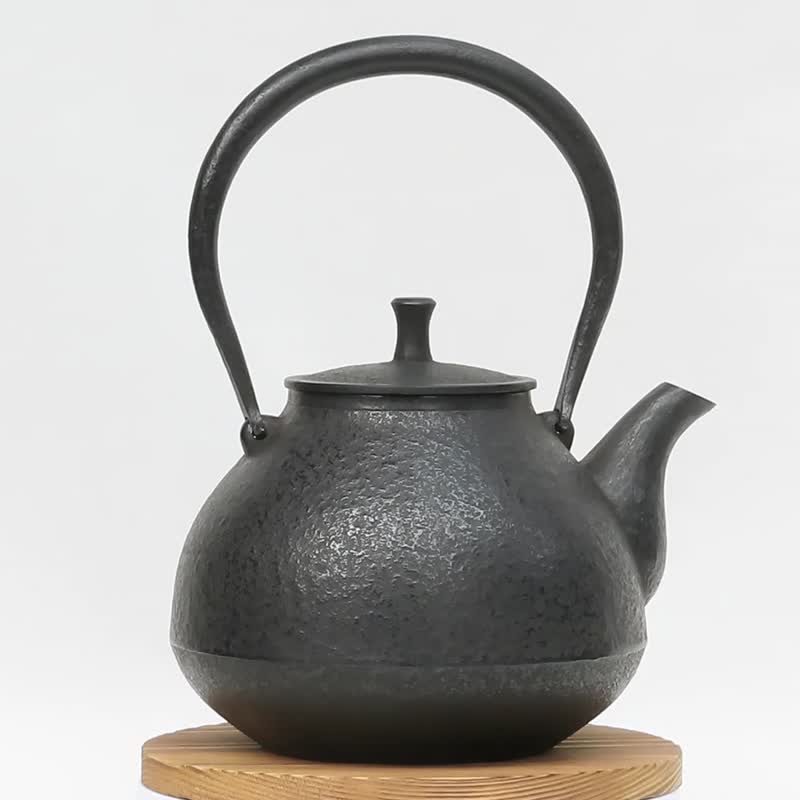 Nanbu tekki Gen Kuzumaki's handmade cast iron kettle URARA0.7L - Teapots & Teacups - Other Metals Black
