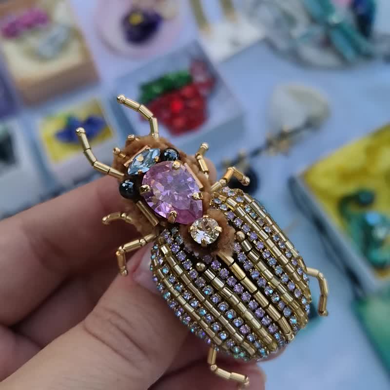 Beetle jewelry brooch, bug pin, golden bug - 胸針 - 玻璃 金色