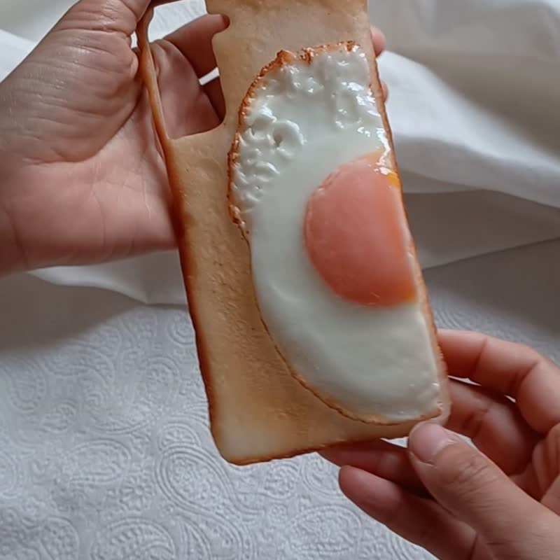 Made to order【1 month wait】Toasted smartphone case with a half-sliced fried egg - เคส/ซองมือถือ - พลาสติก สีนำ้ตาล