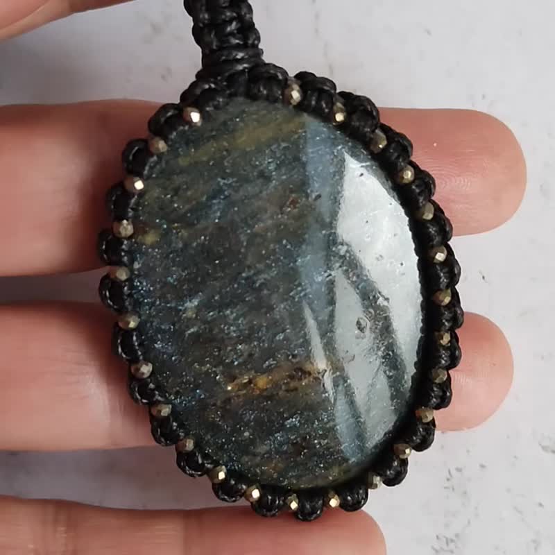 Rare Black aventurine (Utkinite) necklace with pyrite beads. - สร้อยคอ - เครื่องเพชรพลอย สีนำ้ตาล