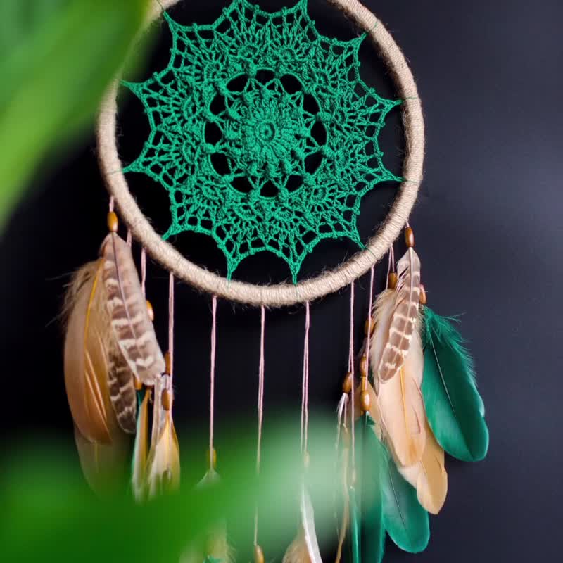 Handmade Green Crochet Dreamcatcher with Feathers – Boho Wall Decor - 牆貼/牆身裝飾 - 玻璃 綠色