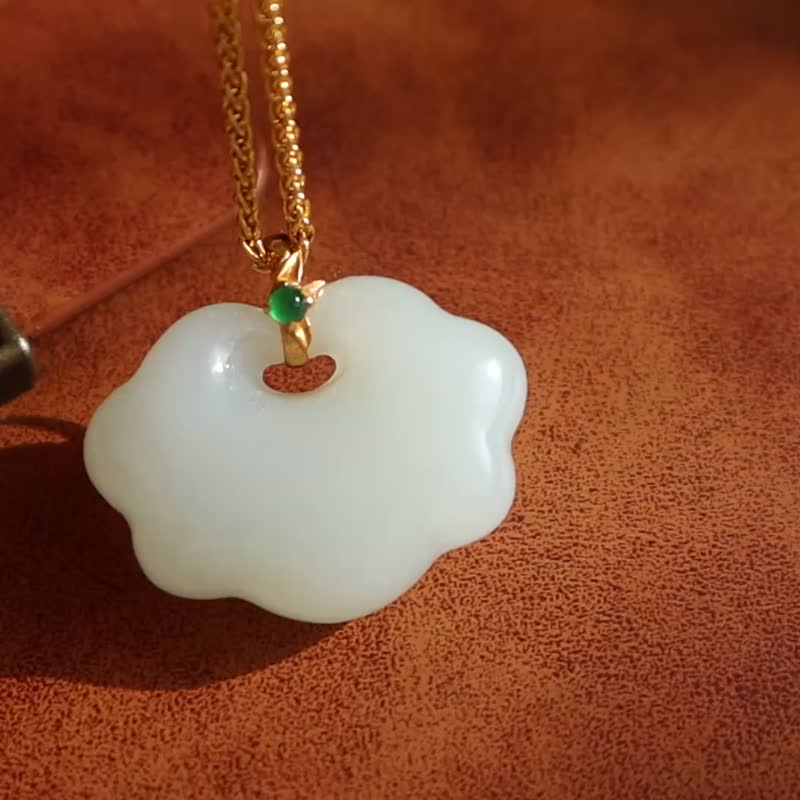 天然新疆羊脂玉和田玉吊墜云朵如意鎖項鏈18K金鑲嵌平安喜樂順遂 - 項鍊 - 玉石 