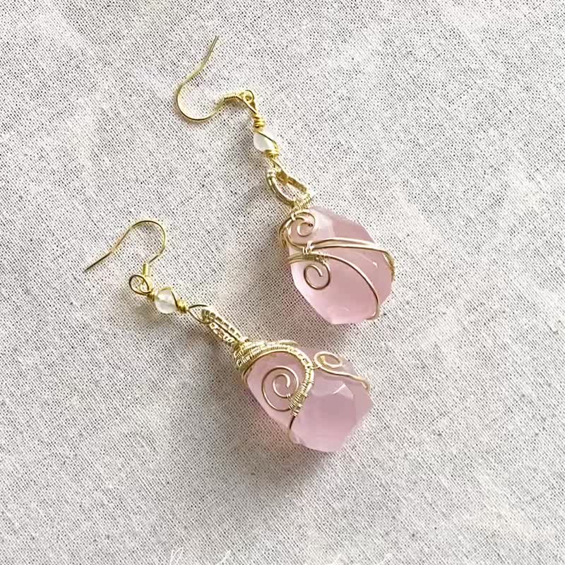 [Original handmade stone] Natural pink crystal wire earrings/powerful love Stone - Earrings & Clip-ons - Crystal Pink