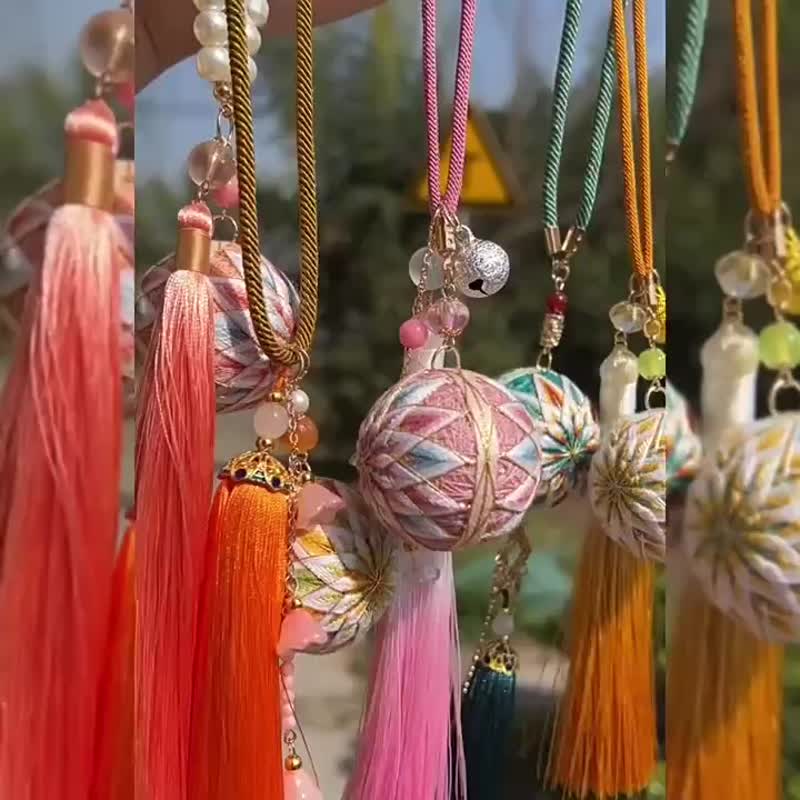 Hand Embroidered Hand Ball DIY Material Pack Finished Jewelry Gift for Friends - พวงกุญแจ - วัสดุอื่นๆ 