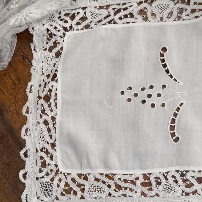 50175-典雅法國古董手工刺繡編織蕾絲餐墊58x30 cm - 桌布/桌巾/餐墊 - 棉．麻 