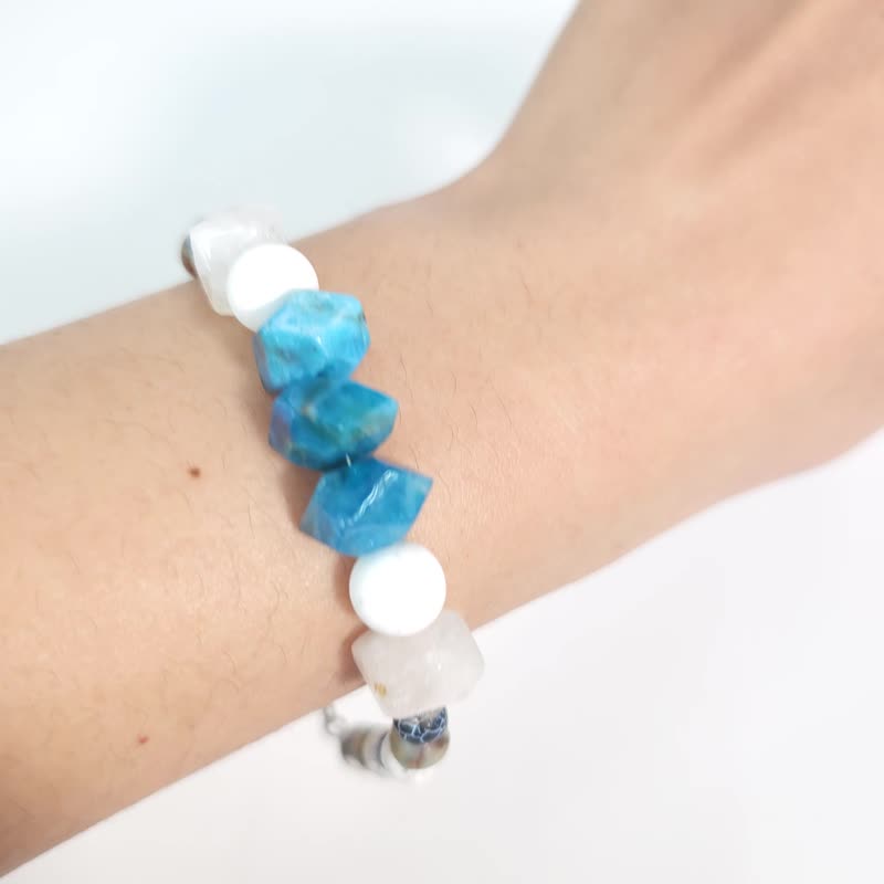 Dream of Clear Skies (Black Agate Stone / Shoushan Stone / Turquoise / White Crystal / Apatite) - สร้อยข้อมือ - เครื่องประดับพลอย สีน้ำเงิน
