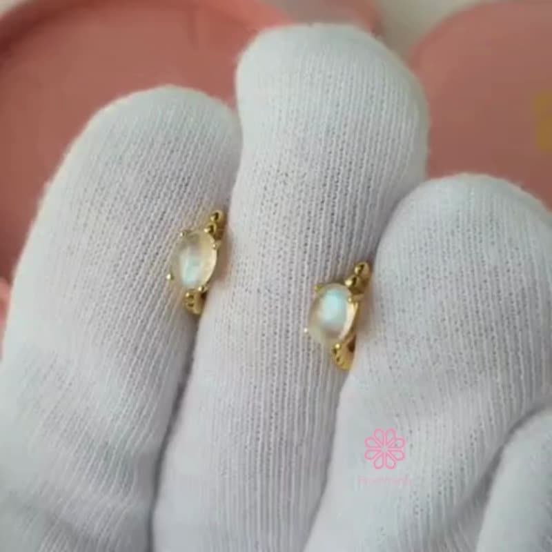 Hoop Earrings Natural Rainbow Moonstone Silver925 with Gold Plated. - 耳環/耳夾/耳骨夾 - 純銀 白色
