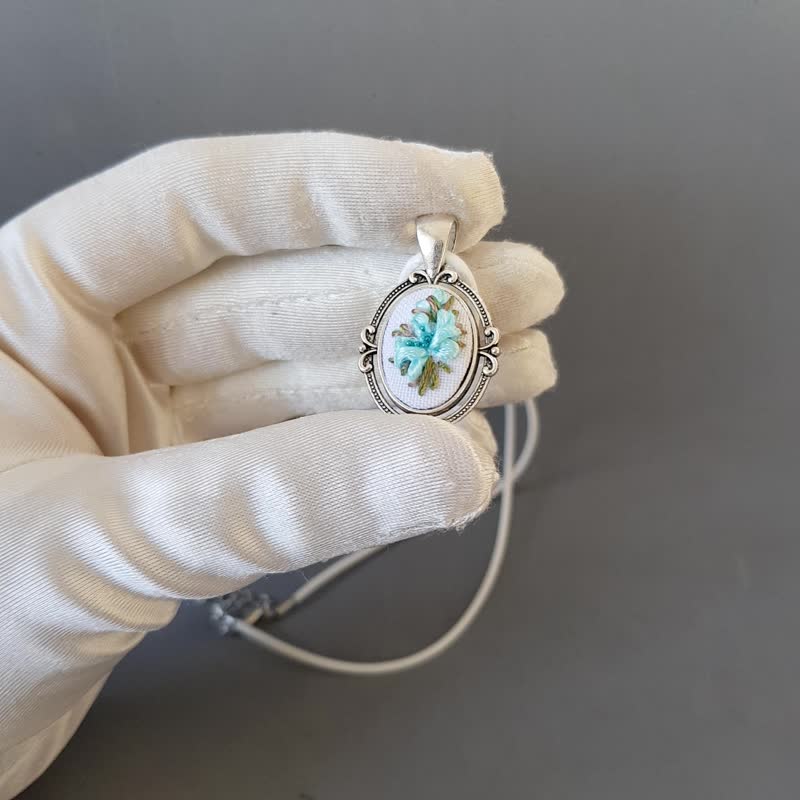 刺繡 珠寶 Ribbon embroidered pendant for her, handmade jewelry embroidery - 項鍊 - 絲．絹 藍色