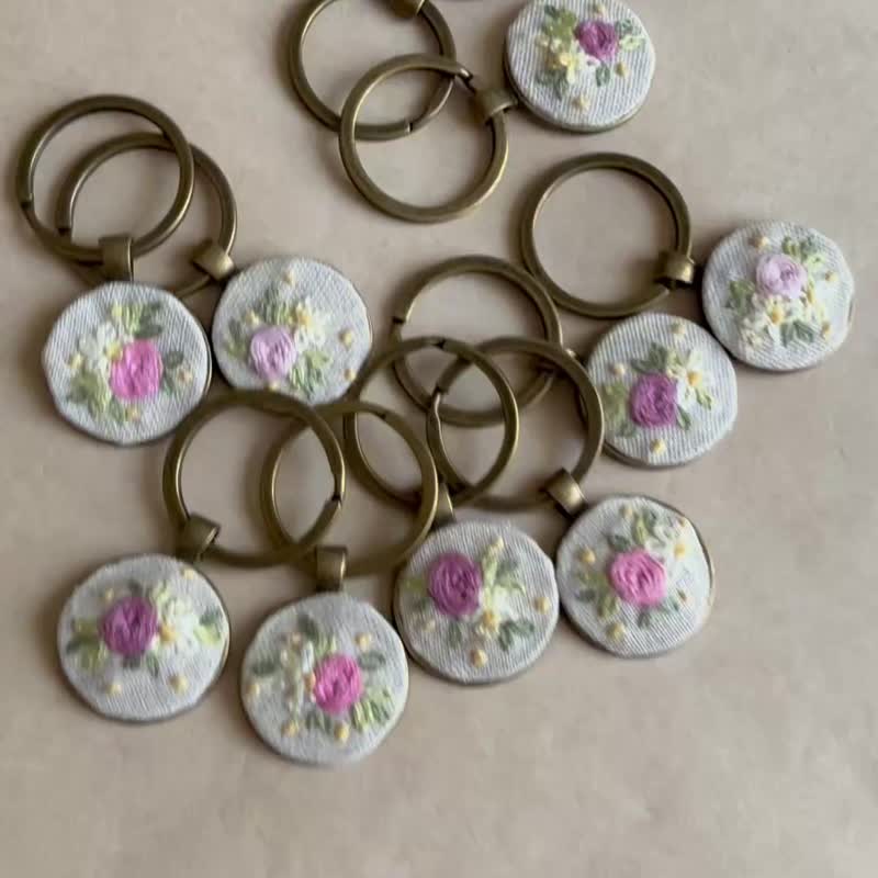繡花鑰匙圈 刺繡 手工 法繡 玫瑰 粉 古銅 - 鑰匙圈/鑰匙包 - 繡線 粉紅色