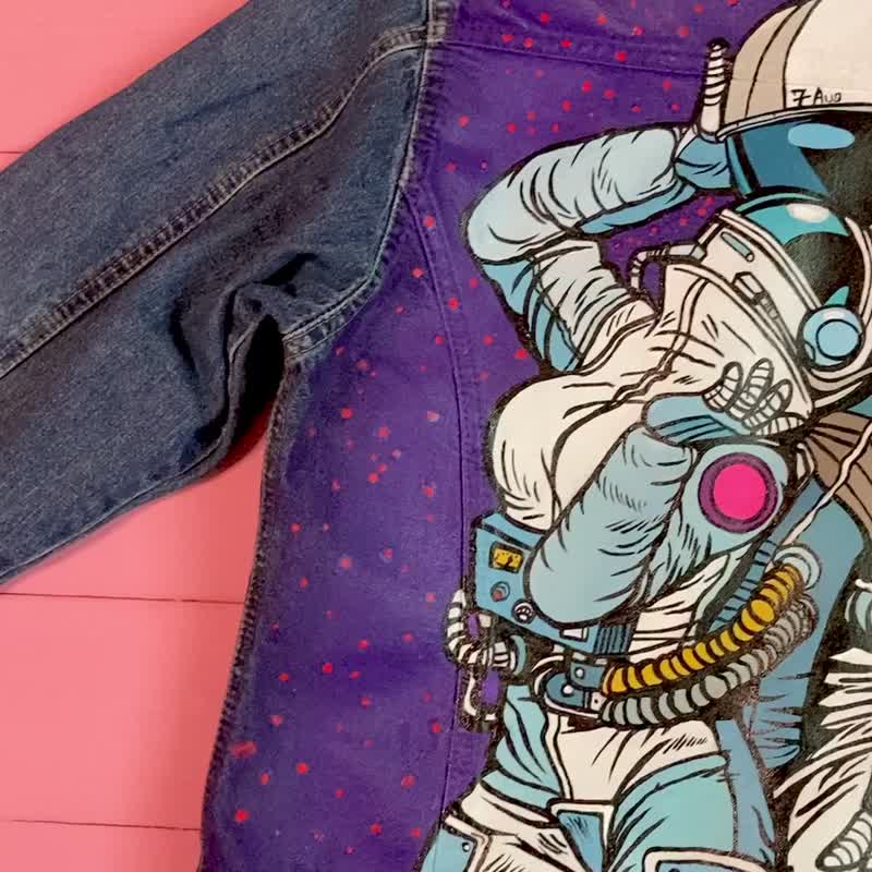 手描きのジーンズジャケット Cosmic Love、カスタムデニムジャケット - ジャケット - コットン・麻 ブルー
