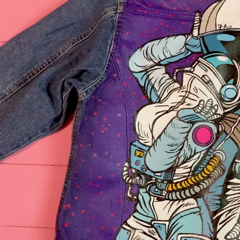 Hand painted jean jacket Cosmic Love, custom denim jacket - เสื้อแจ็คเก็ต - ผ้าฝ้าย/ผ้าลินิน สีน้ำเงิน