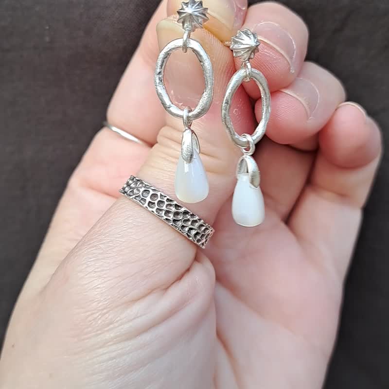水滴母貝不規則質感圈耳環-925銀-貝殼-純銀耳針 - 耳環/耳夾 - 純銀 白色