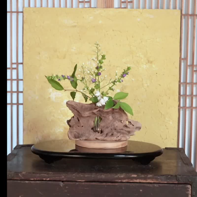 お気に入りの季節の花を飾って気持ちの良い空間を作ってみませんか　流木の花器、木の花瓶、花器、小さな花瓶、１００ - 花瓶/花器 - 木頭 咖啡色