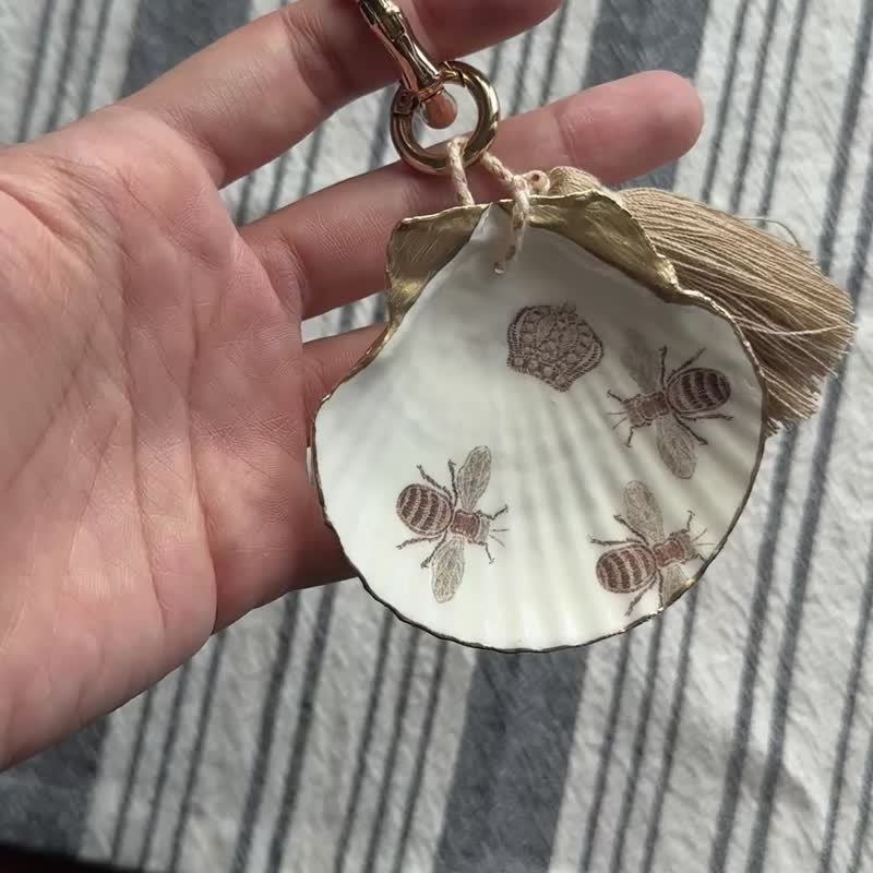 【也形】S流蘇扇貝盤  | 刺繡蜜蜂 | 竹節金釦環掛勾包包吊飾 - 吊飾/掛飾 - 貝殼 金色