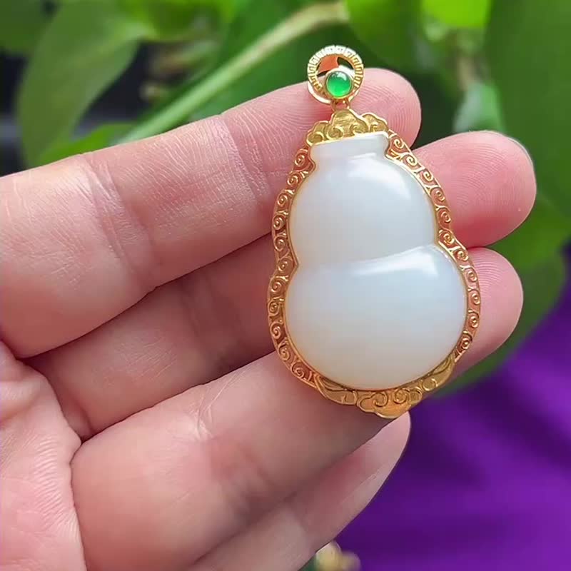 18K gold inlaid natural Hetian jade Ruyi葫芦, size 43x25x8MM. The gourd sounds like 'fortune and prosperity'. - พวงกุญแจ - คริสตัล 