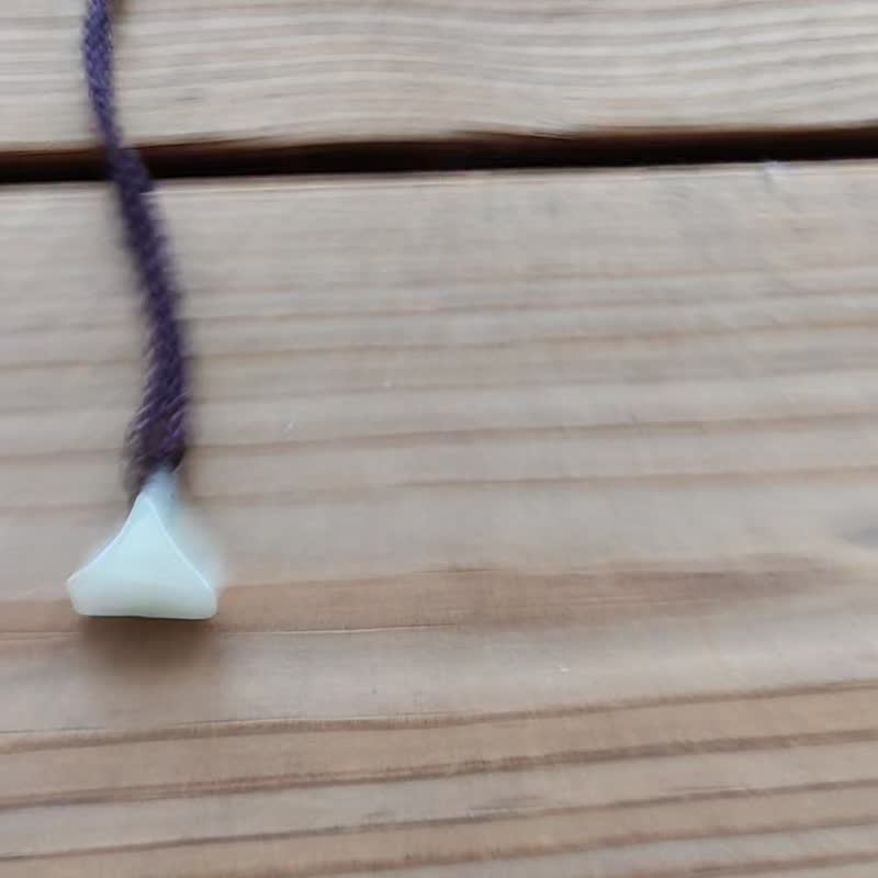 【親翠】天然翡翠 白冰隨性小三角調整式繩鏈 - 項鍊 - 玉石 白色