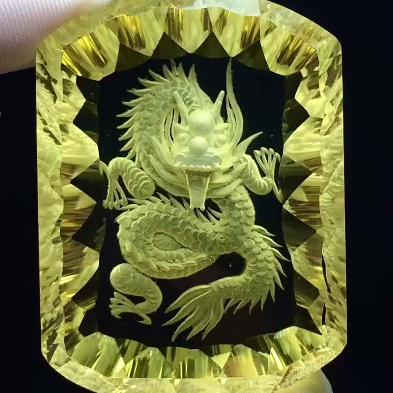 Premium natural yellow crystal millennial face inner carving front dragon pendant, crystal clear. The dragon is the chief of the four mythical creatures. - พวงกุญแจ - คริสตัล 