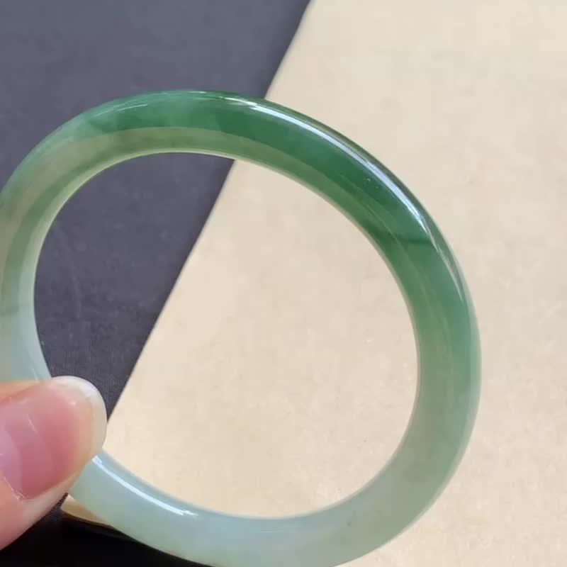 冰種翡翠天然翡翠玉鐲 A玉手鐲 玉鈪 • 糯冰種半山水翡翠貴妃鐲 - 手鍊/手環 - 玉石 綠色