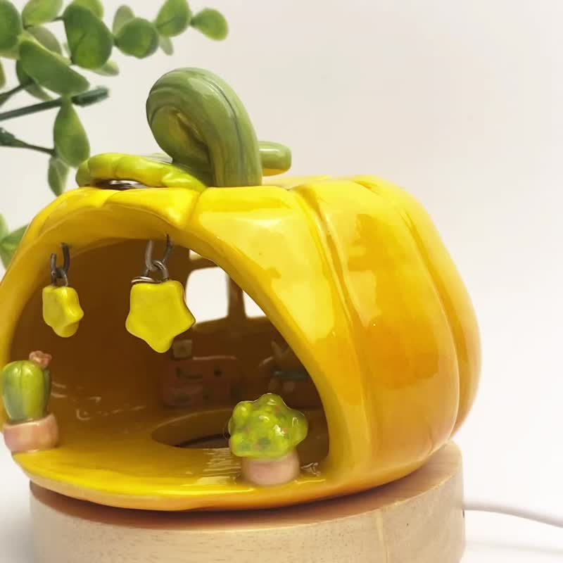 Handmade ceramic lamp with a cute little cat in a pumpkin house. - 花瓶/花器 - 陶 黃色