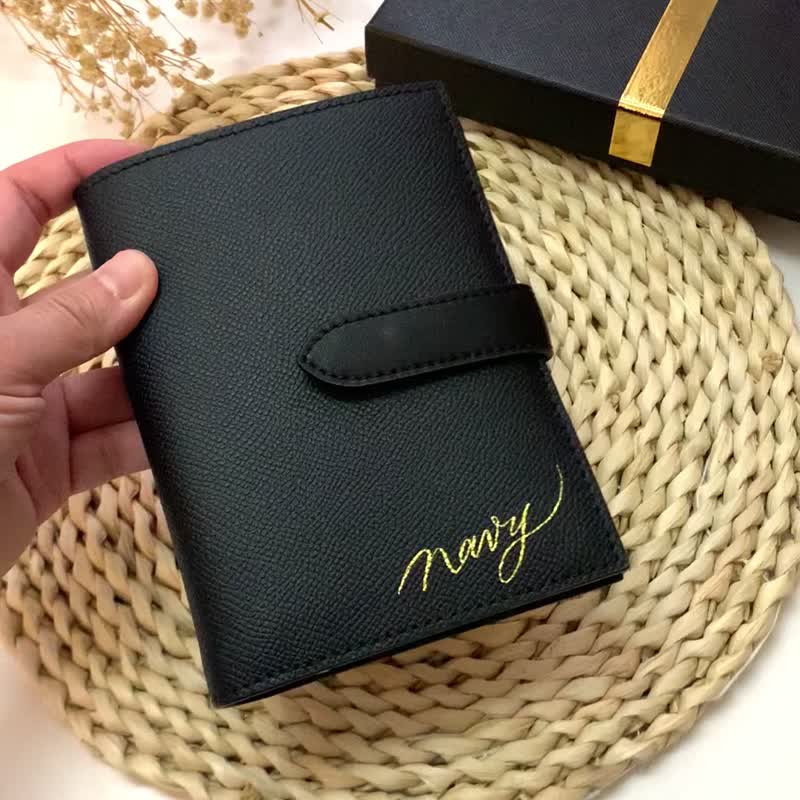 [Customized] Free engraved genuine leather passport cover* with card slot and hot stamping name customization - ที่เก็บพาสปอร์ต - หนังแท้ สีดำ