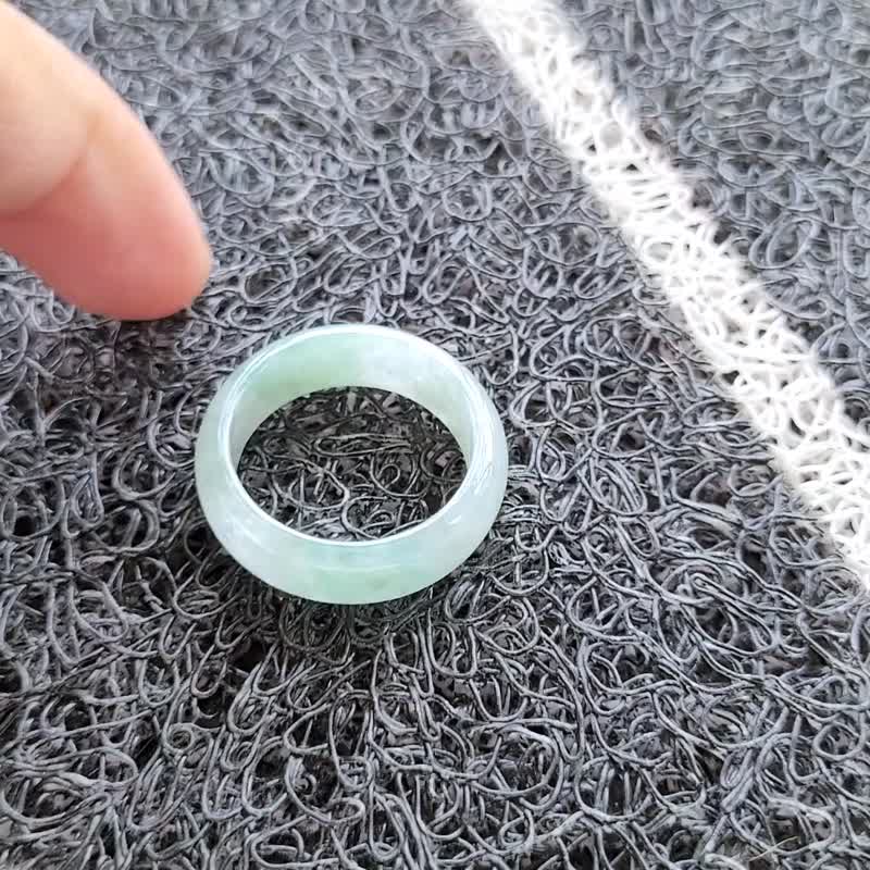 【親翠】天然翡翠 冰果綠透手飄花手指鐲13.5號戒圈 寬版戒 - 戒指 - 玉石 多色