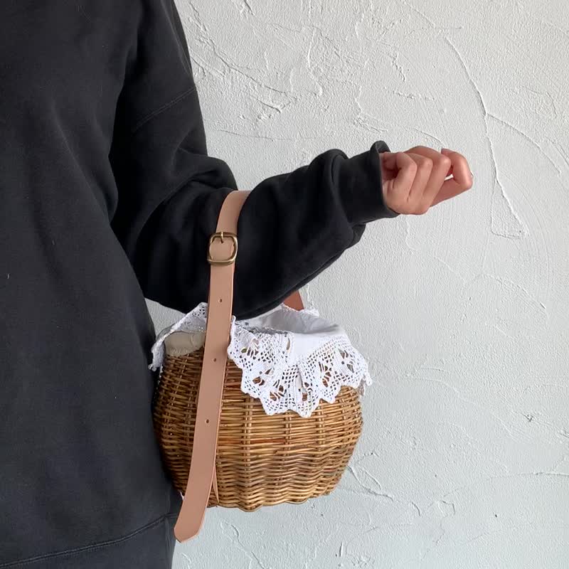 Handmade wicker basket Vintage cloth cover, only one piece. - 手提包/手提袋 - 木頭 卡其色